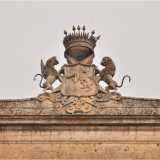 ...e sul quale domina l�emblema della famiglia Patroni Griffi: due leoni che reggono uno scudo sormontato da una corona
